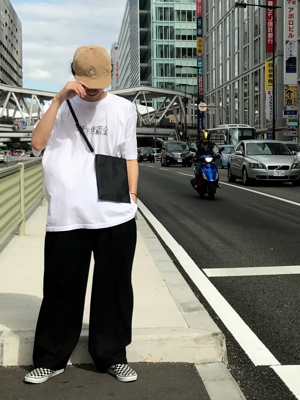 「シンプル、ストリート、ワイドパンツ、スニーカー、VANS、キャップ、ビッグT、サコッシュ、Lui's、ootd」｜「1sinのアイテム（キャップ、ベージュ系）」を使った、r.kobata1204さん（メンズ・182cm）の夏コーディネートの1枚目の写真