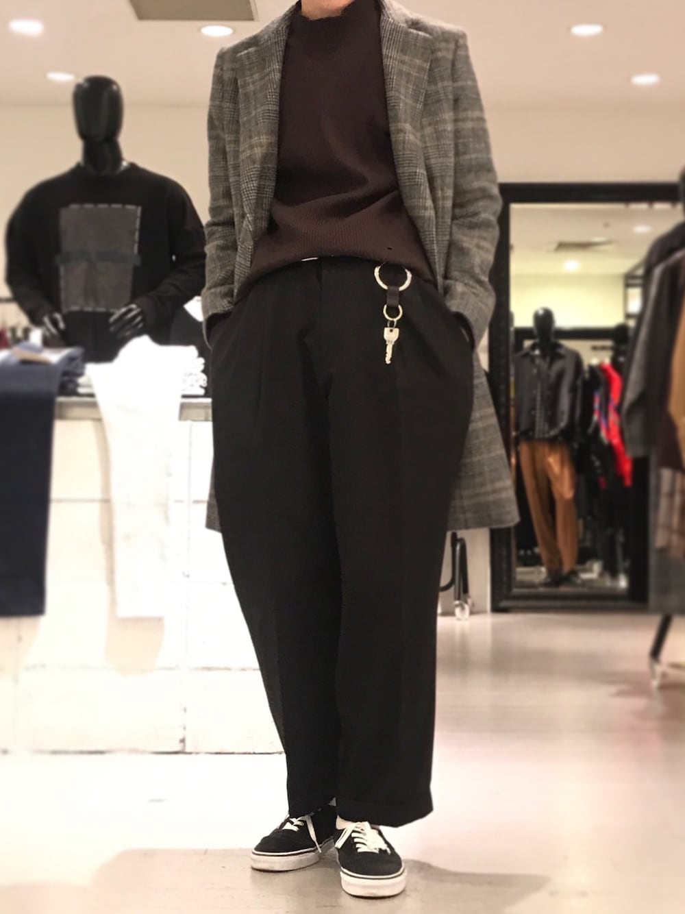 「シンプルコーデ、Lui's、チェスターコート、今日のコーデ、キレイめ、ootd、ワイドパンツ、スニーカー、タックイン、チェック」｜「Lui'sのアイテム（Tシャツ/カットソー、ブラウン系）」を使った、r.kobata1204さん（メンズ・182cm）の秋コーディネートの1枚目の写真