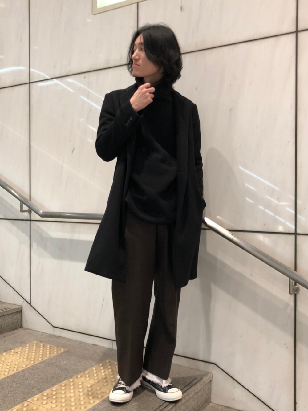 「Lui's、秋冬、チェスターコート、スラックス、ビッグシルエット、タートルネック、モード、秋冬コーデ、ブラウン、スニーカー」｜「Lui'sのハイクオリティー ダブルチェスターコート（チェスターコート、ブラック系）」を使った、r.kobata1204さん（メンズ・182cm）の秋コーディネートの1枚目の写真