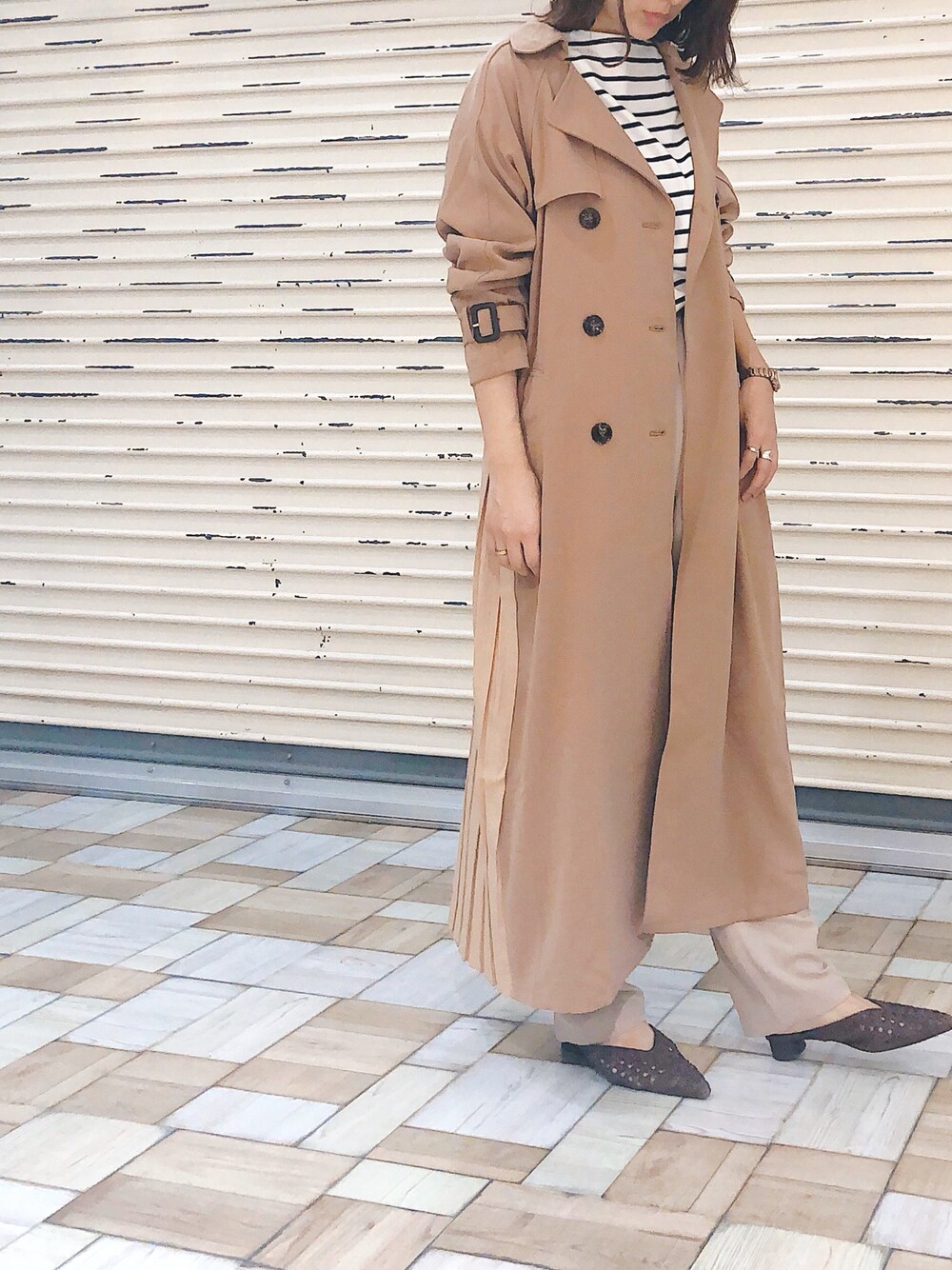 「トレンチコート、大人カジュアル、プリーツ、きれいめカジュアル、シンプルコーデ、今日のコーデ、高身長女子、アントマリーズ、オトナ女子、トレンチコート×ボーダー」｜「Aunt Marie'sのAUNT MARIE'S バックプリーツトレンチコート（トレンチコート、ベージュ系）」を使った、___Nanaさん（レディース・170cm）の春コーディネートの1枚目の写真