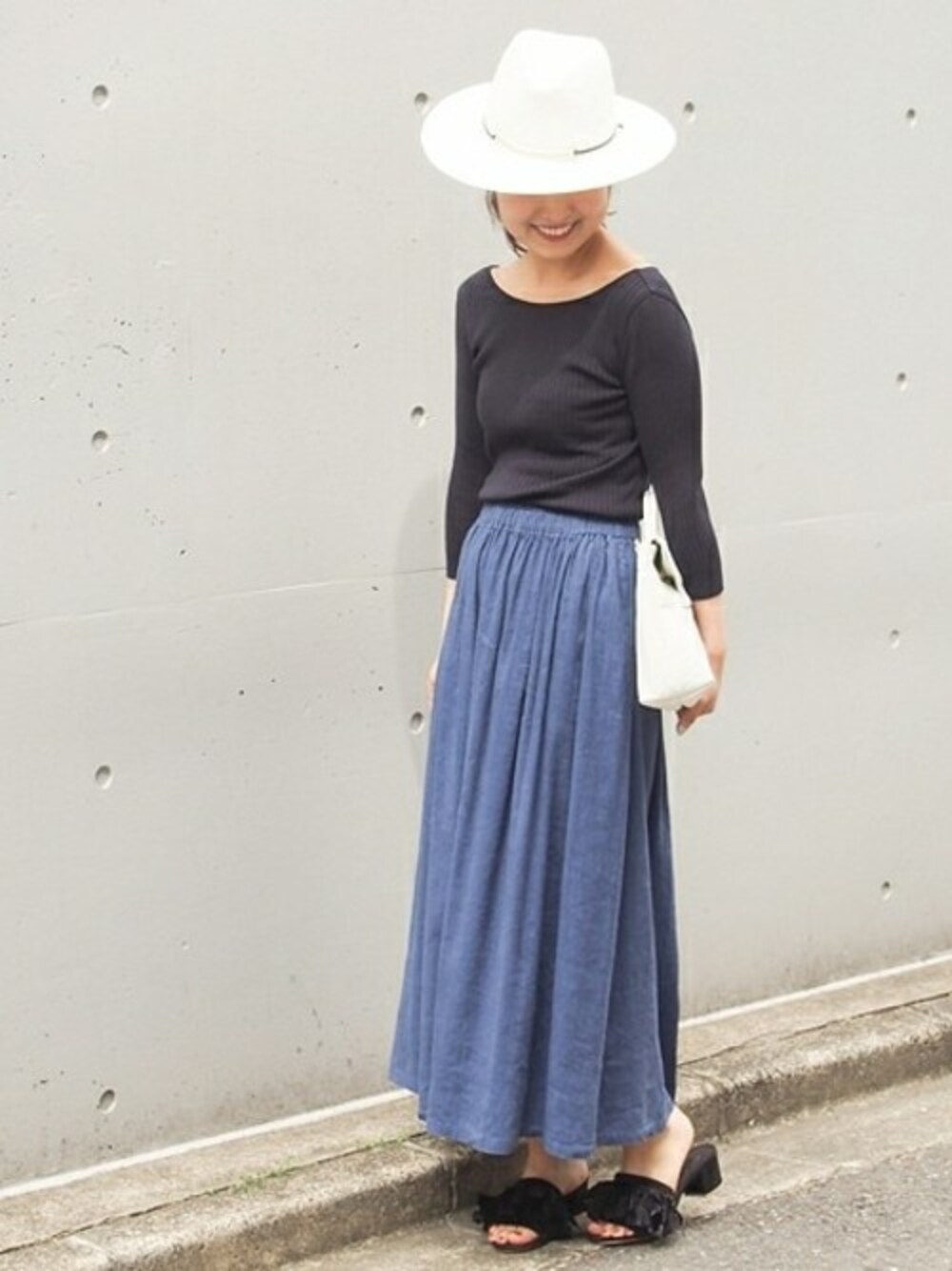 「Spick & SpanのWASHABLE RIB プルオーバー◆（ニット/セーター、ブルー系）」を使った、Risa**さん（レディース・161cm）の夏コーディネートの1枚目の写真