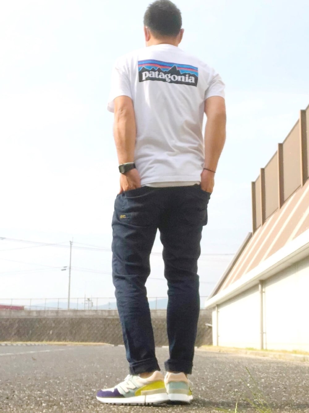 ホワイト系のTシャツ/カットソー、ブルー系のデニムパンツ、ホワイト系のスニーカーを着用したメンズの秋コーディネートの1枚目の写真