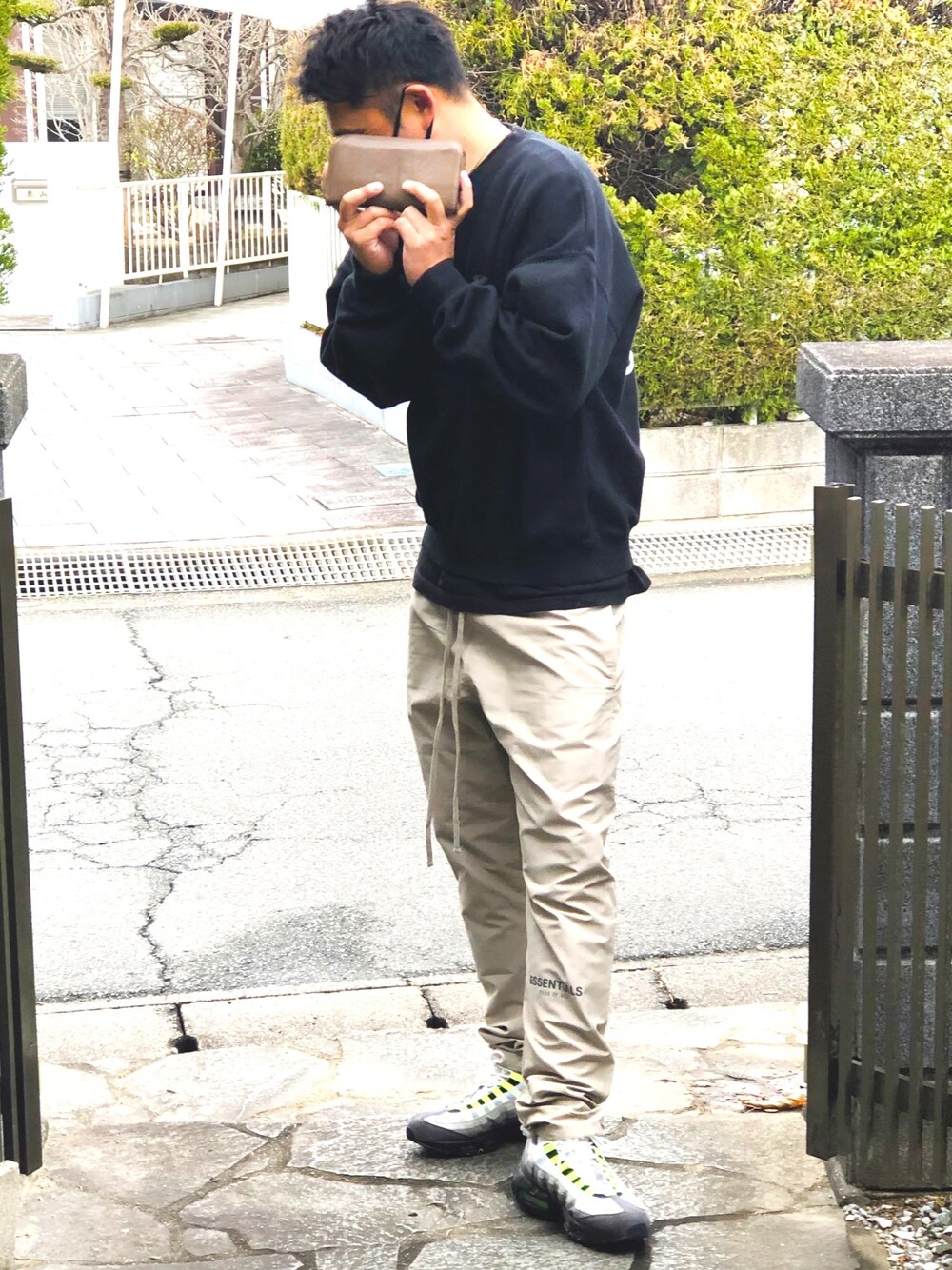 「今日のコーデ、シンプル、スニーカー、NIKE、AIR MAX、fogEssentials、イエローグラデ、スニーカーコーデ」｜「FOG ESSENTIALSのESSENTIALS PULLOVER HOODIE / バックロゴリフレクタープリント スウェット（スウェット、ブラック系）」を使った、taka___0822さん（メンズ・183cm）の冬コーディネートの1枚目の写真