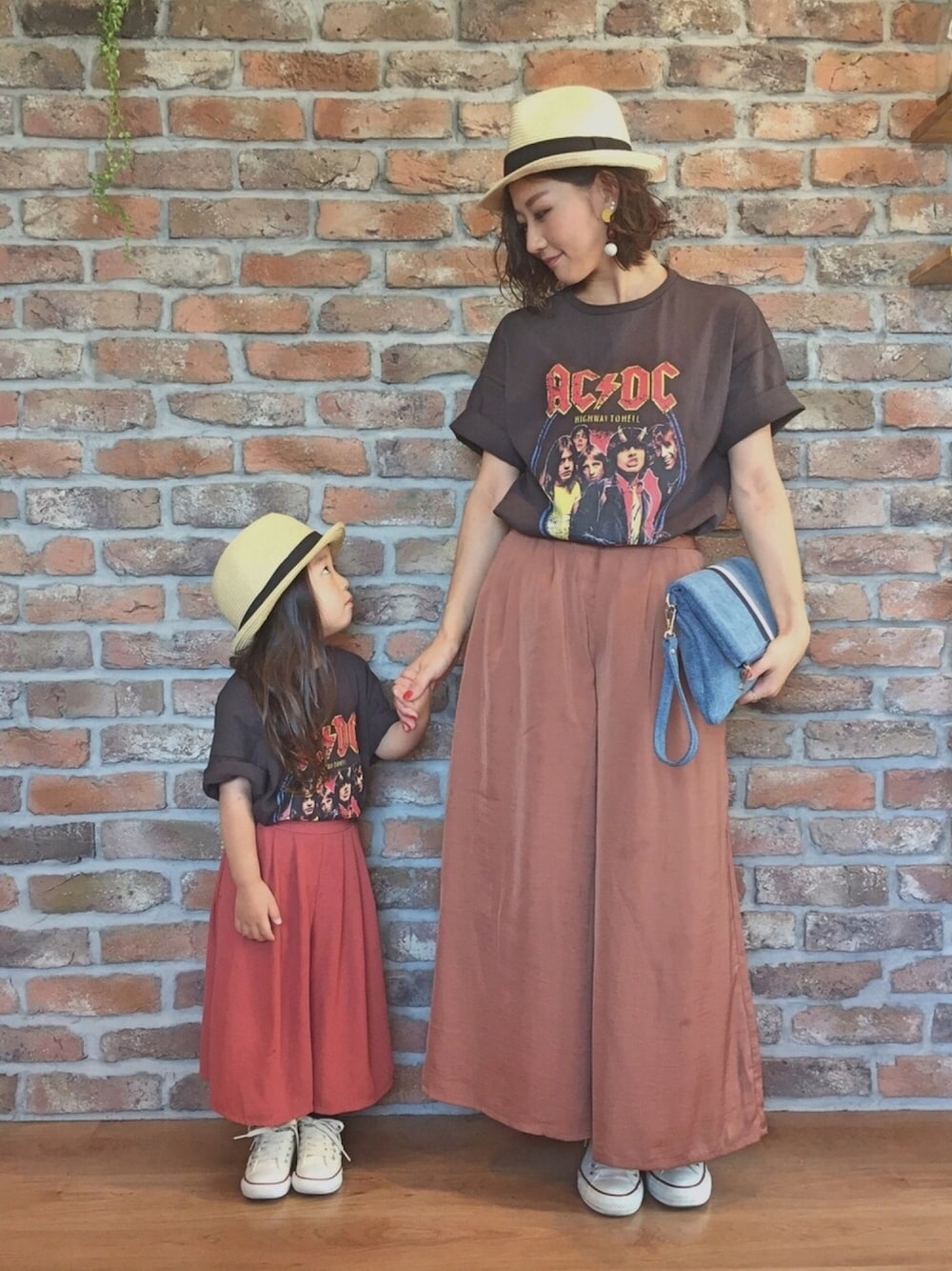 「リンクコーデ、親子コーデ、ロックT、スカーチョ、ガウチョパンツ、コンバース、麦わら帽子、クラッチバッグ、カジュアル、4歳」｜「GLOBAL WORKのキッズ【吸水速乾】シフォンスカンツ/748959（その他パンツ、ブラウン系）」を使った、COCOさん（キッズ・90cm）の夏コーディネートの1枚目の写真