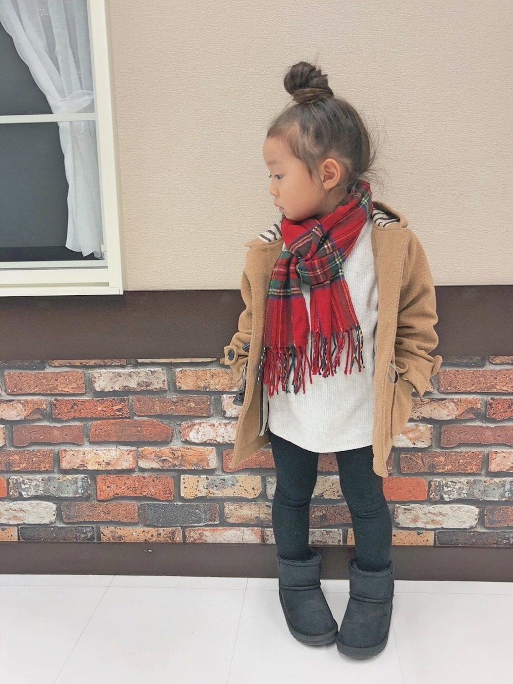 「ダッフルコート、ストール、チェック柄、ニット、ムートンブーツ、おだんごヘアー、冬コーデ、kids、女の子、4歳」｜「GLOBAL WORKの【キッズ】ダッフルコート/567632（ダッフルコート、ベージュ系）」を使った、COCOさん（キッズ・100cm）の秋コーディネートの1枚目の写真