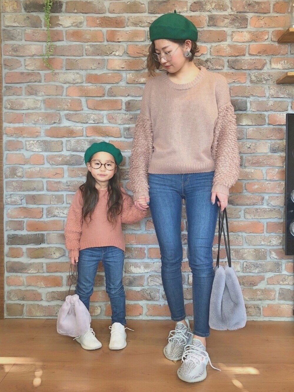 「リンクコーデ、親子コーデ、ニット、袖ボリューム、スキニーデニム、adidas、yeezyboost、ベレー帽、めがね、ファーバッグ」｜「adidasのアイテム（スニーカー、ホワイト系）」を使った、COCOさん（キッズ・100cm）の冬コーディネートの1枚目の写真