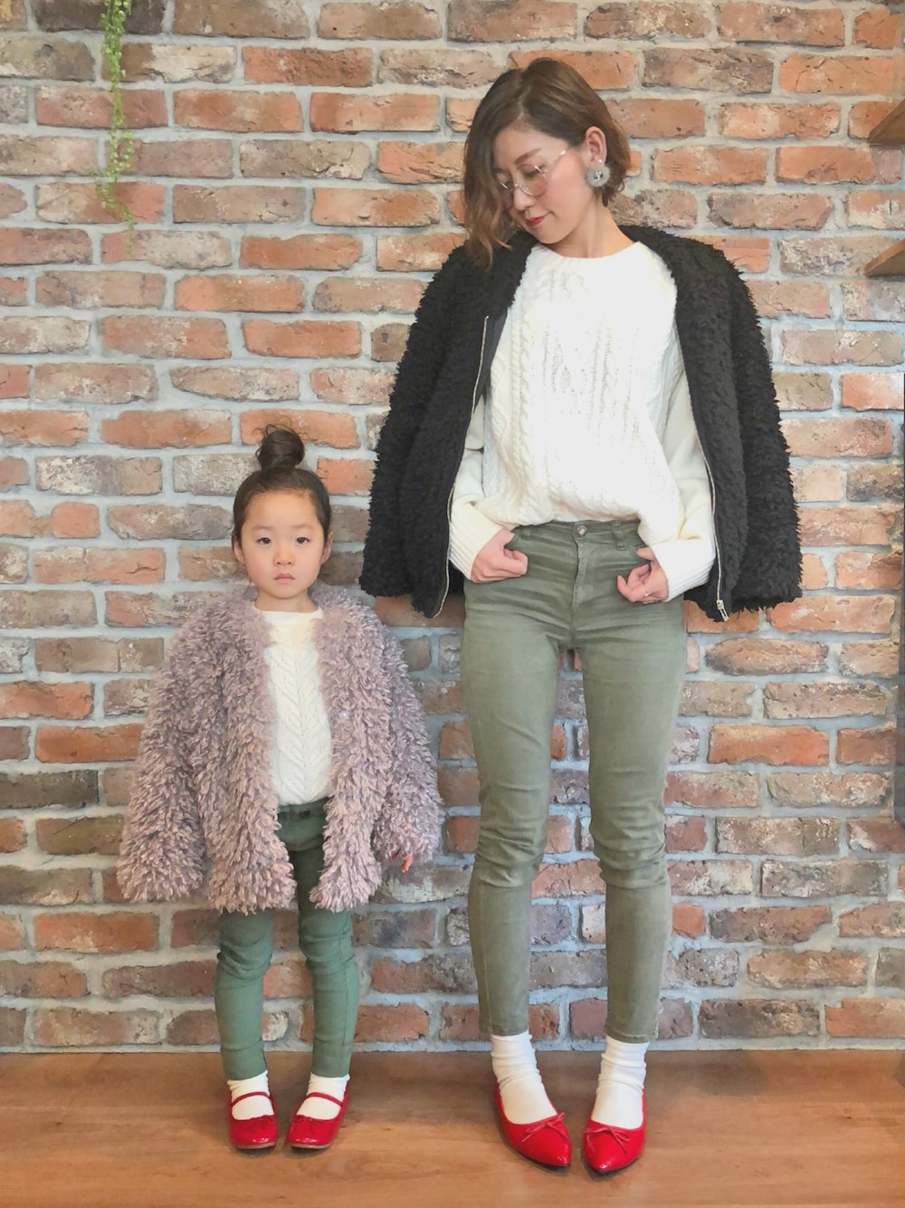 グレー系のノーカラージャケット、グリーン系のその他パンツ、レッド系のバレエシューズを着用したキッズの冬コーディネートの1枚目の写真