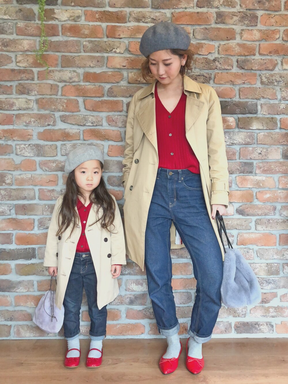「リンクコーデ、親子コーデ、トレンチコート、抜き襟、カーディガン、デニム、ソックス×パンプス、フラットシューズ、ベレー帽、ファーバッグ」｜「petit mainのベーシックトレンチコート（トレンチコート、ベージュ系）」を使った、COCOさん（キッズ・100cm）の冬コーディネートの1枚目の写真