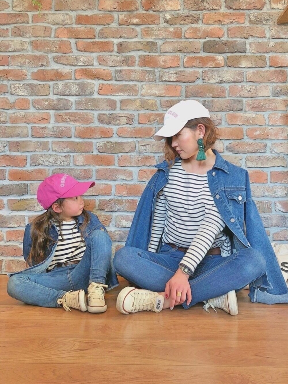 「DENIM FESTIVAL、リンクコーデ、親子コーデ、デニムオンデニム、デニムジャケット、スキニーデニム、コンバース、スニーカー、キャップ、トートバッグ」｜「立ちバージョンのアイテム（その他、その他）」を使った、COCOさん（キッズ・100cm）の冬コーディネートの1枚目の写真