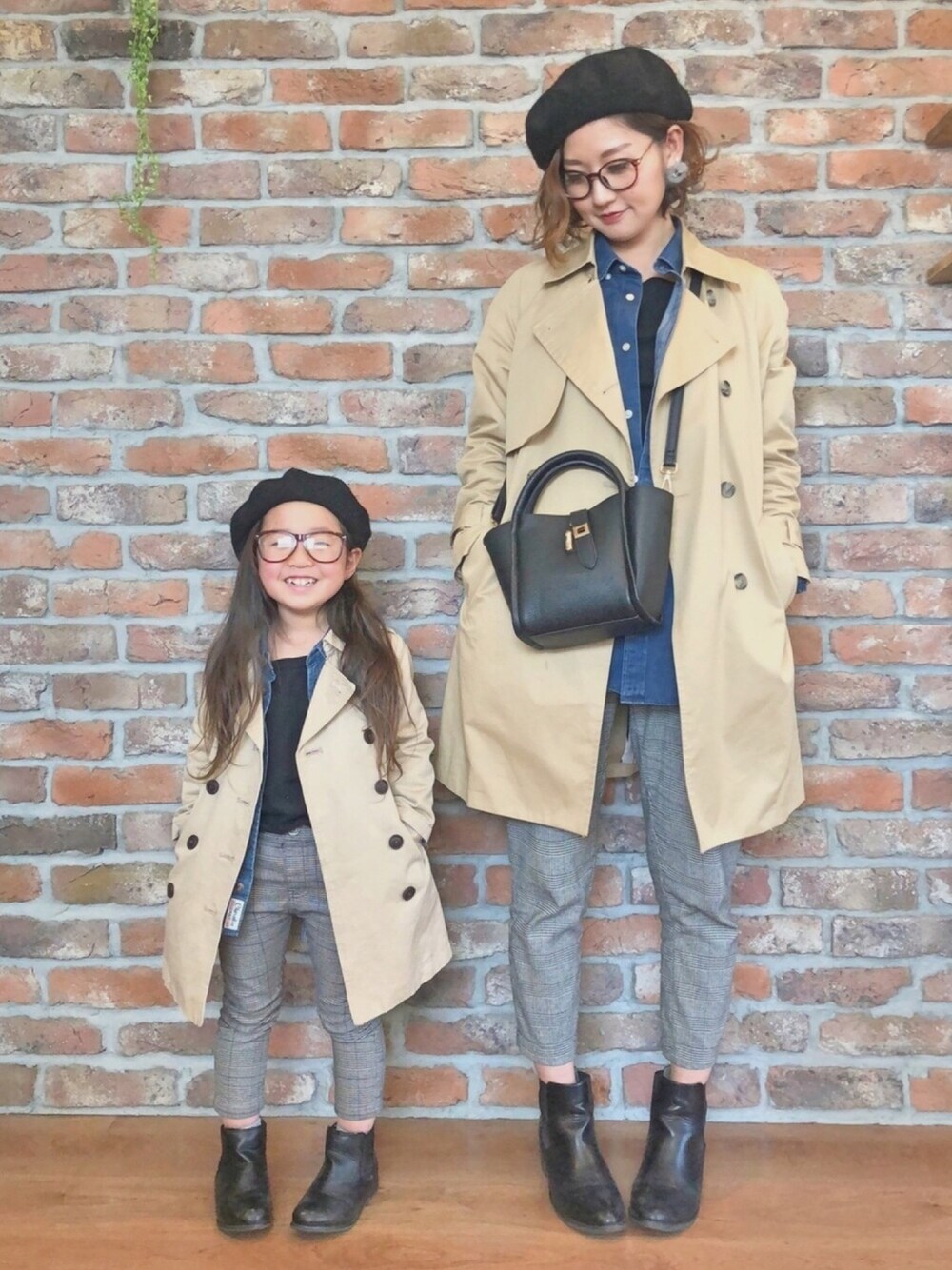 「trench coat festival、リンクコーデ、親子コーデ、トレンチコート、デニムシャツ、レイヤードスタイル、チェックパンツ、サイドゴアブーツ、ベレー帽、めがね」｜「petit mainのベーシックトレンチコート（トレンチコート、ベージュ系）」を使った、COCOさん（キッズ・100cm）の春コーディネートの1枚目の写真