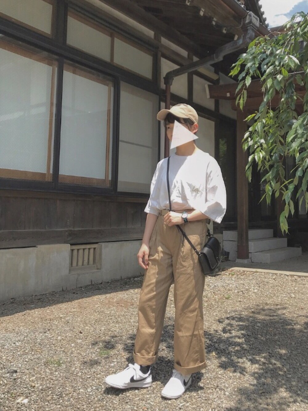 「LEE、チノパン、キャップ、ベージュ、カジュアル、GAP、白Tシャツ、スニーカー、NIKE、腕時計」｜「GAPのGap アメリカーナ ベースボールキャップ（キャップ、ブラウン系）」を使った、smile︎︎☺︎さん（レディース・151cm）の夏コーディネートの1枚目の写真