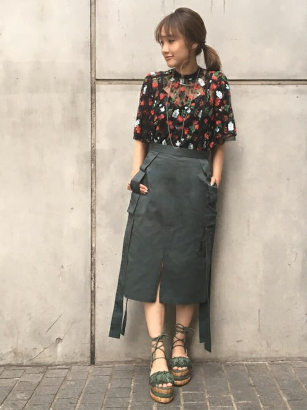「＃スカート、#春、＃カーキ、#刺繍、#シンプル、#春コーデ、#サンダル、#thedayztokyo、#シンプルコーデ、＃LOKITHO」｜「THE DAYZ TOKYOのＣＨＩＮＯ ＣＬＯＴＨ ＴＩＧＨＴ ＳＫ（スカート、グリーン系）」を使った、TheDayztokyoさん（レディース・150cm）の冬コーディネートの1枚目の写真