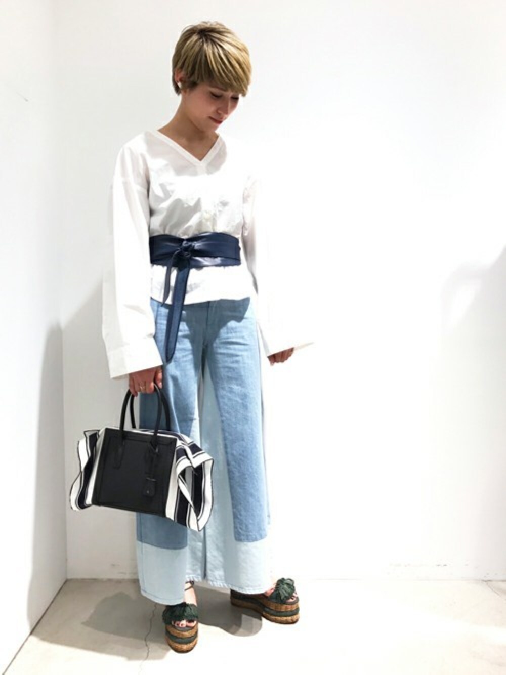 「＃デニム、#denim、＃ワイドパンツ、#ホワイト、#  春、#シンプル、#春コーデ、#thedayztokyo、#シンプルコーデ、#サッシュベルト」｜「THE DAYZ TOKYOのＬＯＯＳＥ ＷＩＤＥ ＤＥＮＩＭ ＰＴ（デニムパンツ、ブルー系）」を使った、TheDayztokyoさん（レディース・163cm）の春コーディネートの1枚目の写真