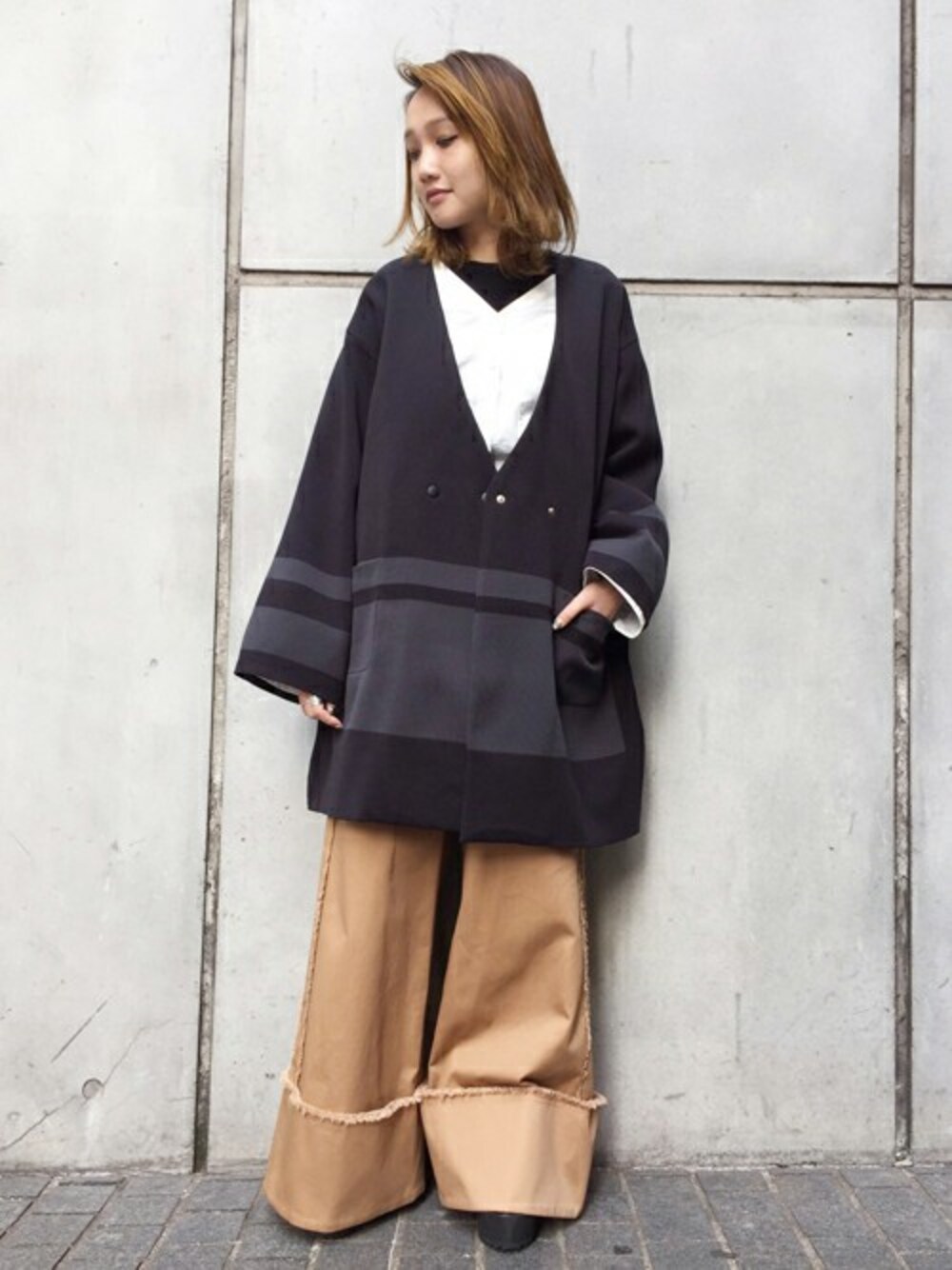 「ニット、アウター、シンプル、チノパン、ワイドパンツ、春、シンプルコーデ、春コーデ、オトナカジュアル、TheDayzTokyo」｜「THE DAYZ TOKYOのＶ－ＮＥＣＫ Ａ－ＬＩＮＥ ＣＴ（ノーカラージャケット、ブラック系）」を使った、TheDayztokyoさん（レディース・150cm）の春コーディネートの1枚目の写真