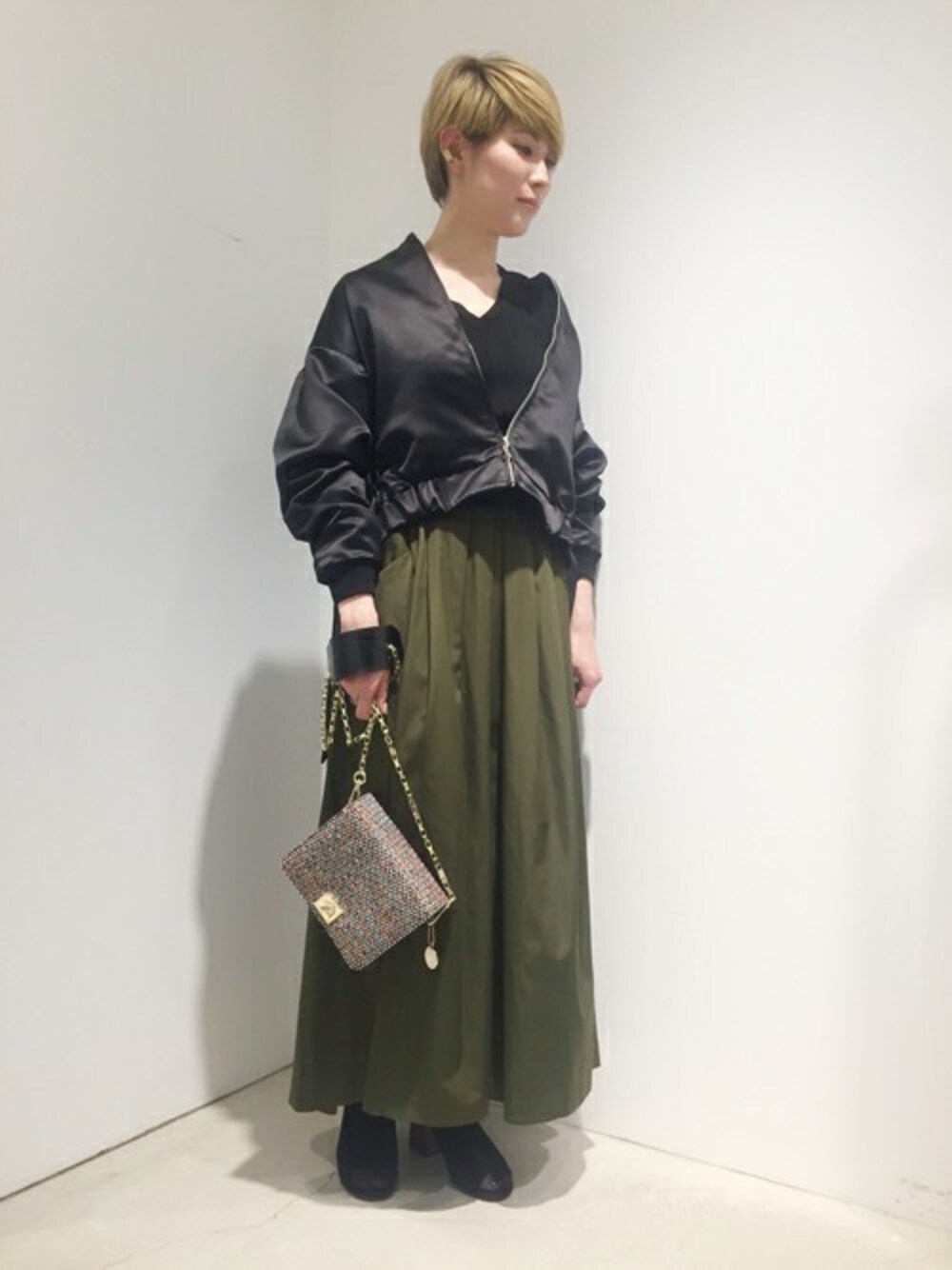 「ブルゾン、シンプル、ブラック、MA-1、Vネック、マキシスカート、春、春コーデ、オトナカジュアル、TheDayzTokyo」｜「THE DAYZ TOKYOのＬＡＣＥ ＵＰ ＢＺ（ブルゾン、ブラック系）」を使った、TheDayztokyoさん（レディース・163cm）の春コーディネートの1枚目の写真