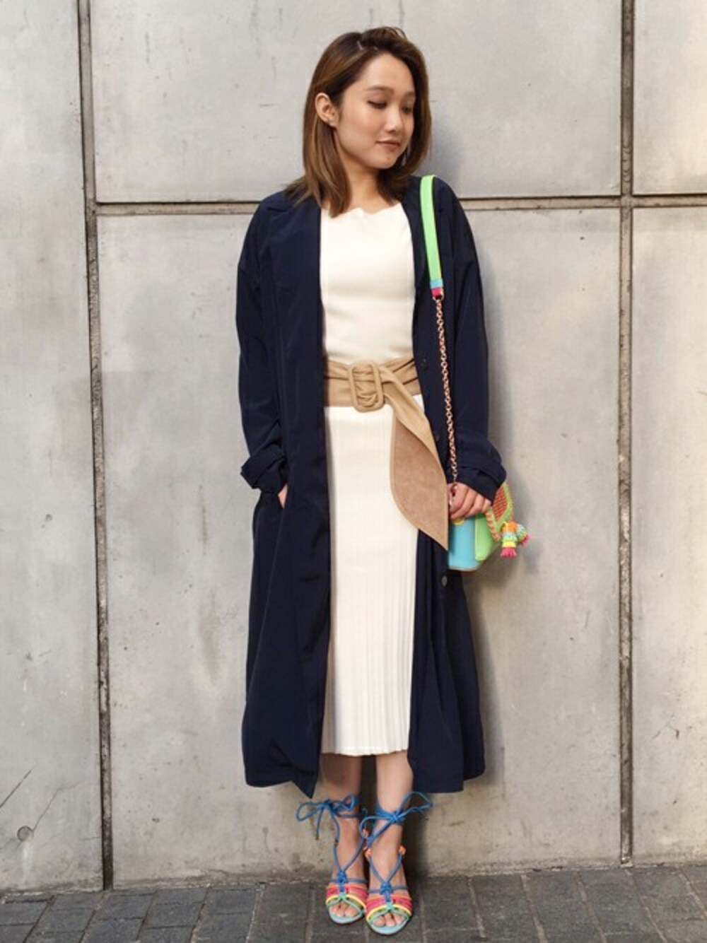 「ニット、シンプル、トレンチコート、ホワイト、ネイビー、大人カジュアル、スプリングコート、春コーデ、サッシュベルト、TheDayzTokyo」｜「THE DAYZ TOKYOのＬＯＮＧ ＳＨＩＲＴＳ ＣＯＡＴ（その他アウター、ブルー系）」を使った、TheDayztokyoさん（レディース・150cm）の春コーディネートの1枚目の写真