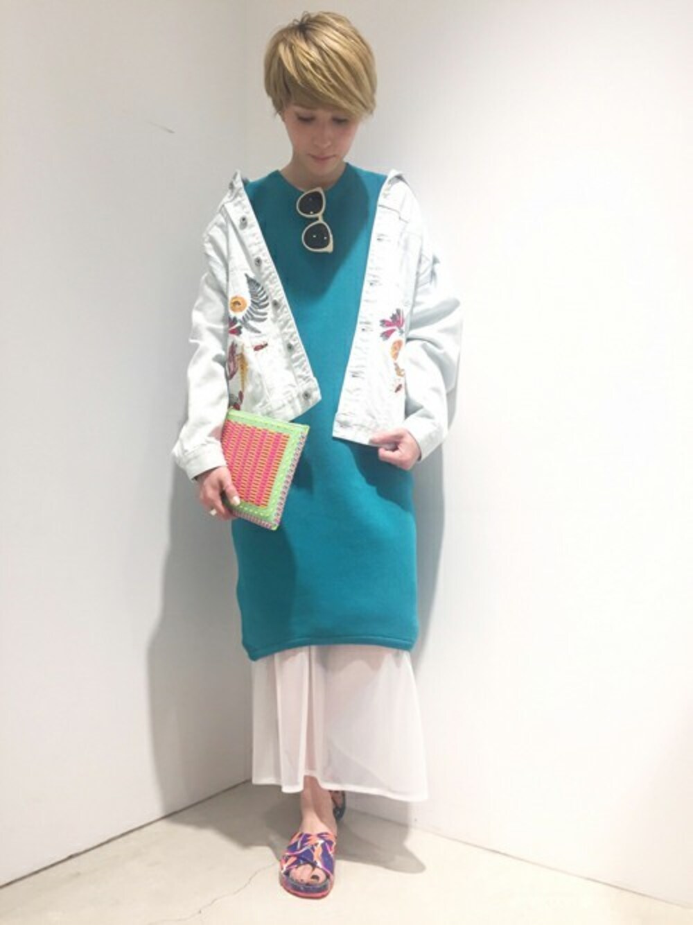 「ワンピース、チュール、刺繍、サングラス、レイヤードスタイル、Gジャン、マキシ丈ワンピース、adsr、オトナカジュアル、TheDayzTokyo」｜「THE DAYZ TOKYOのKAH DENIM JK（デニムジャケット、ブルー系）」を使った、TheDayztokyoさん（レディース・163cm）の春コーディネートの1枚目の写真