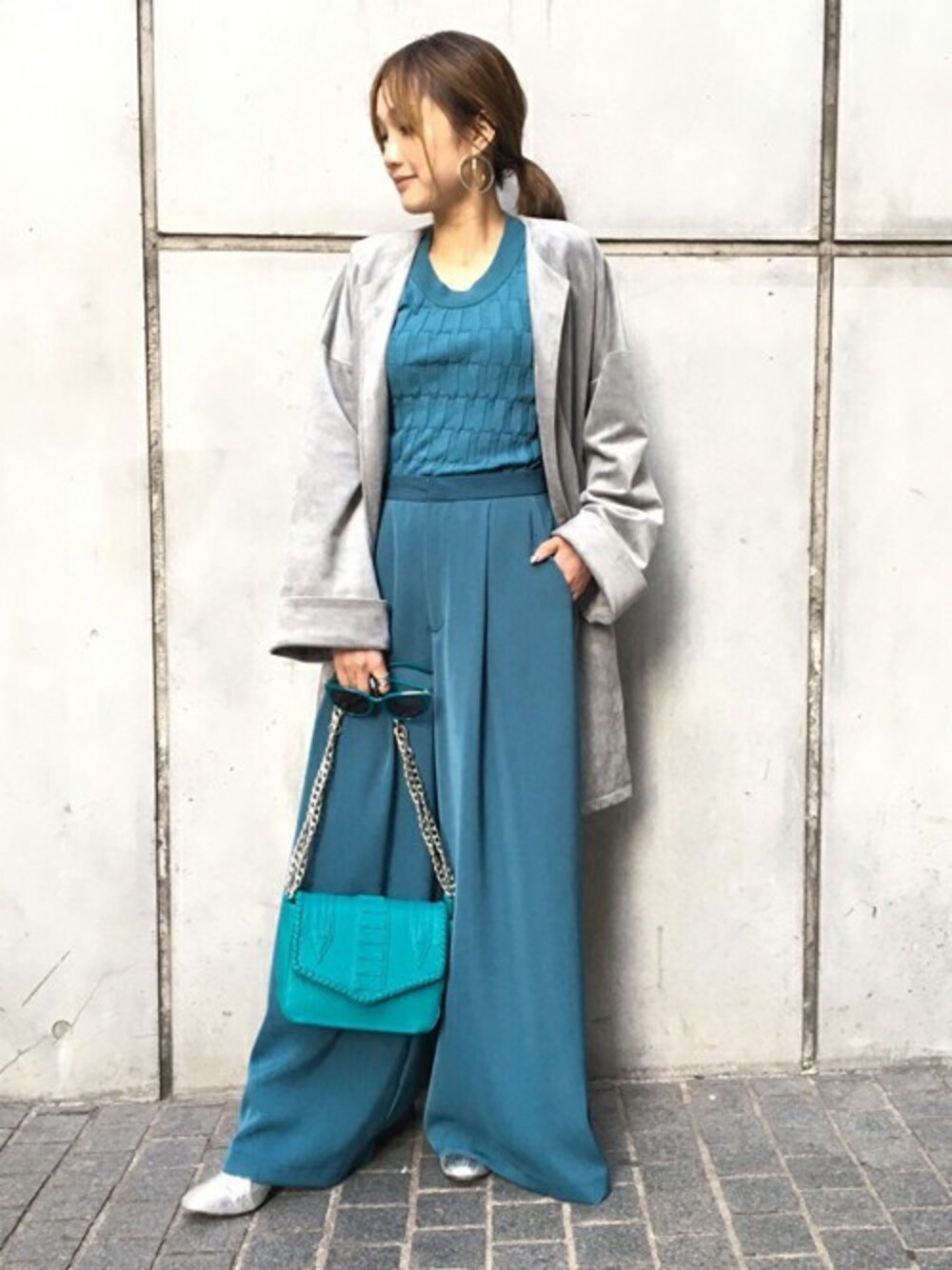 「アウター、シンプル、グリーン、大人カジュアル、ワイドパンツ、ootd、スプリングコート、春ニット、春コーデ、the dayz Tokyo」｜「THE DAYZ TOKYOのＦＡＫＥ ＳＵＥＤＥ ＣＯＡＴ（その他アウター、グレー系）」を使った、TheDayztokyoさん（レディース・150cm）の春コーディネートの1枚目の写真