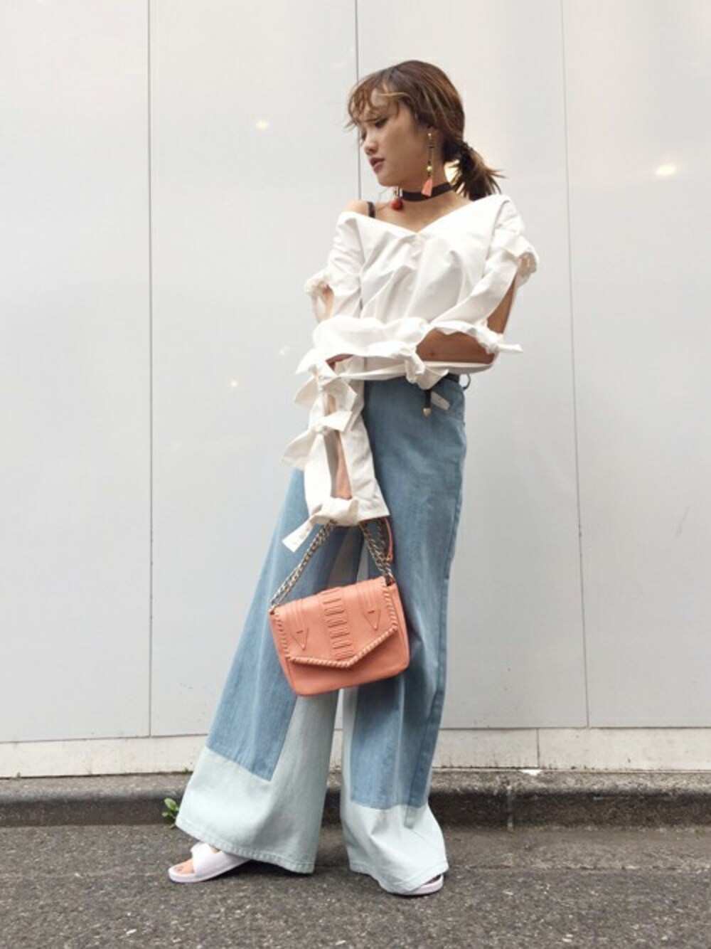 「デニム、ブラウス、シンプル、白シャツ、リボン、大人カジュアル、ワイドパンツ、春コーデ、the dayz Tokyo、肌みせ」｜「THE DAYZ TOKYOのＲＩＢＢＯＮ Ｖ ＳＨＩＲＴＳ（シャツ/ブラウス、ホワイト系）」を使った、TheDayztokyoさん（レディース・150cm）の春コーディネートの1枚目の写真
