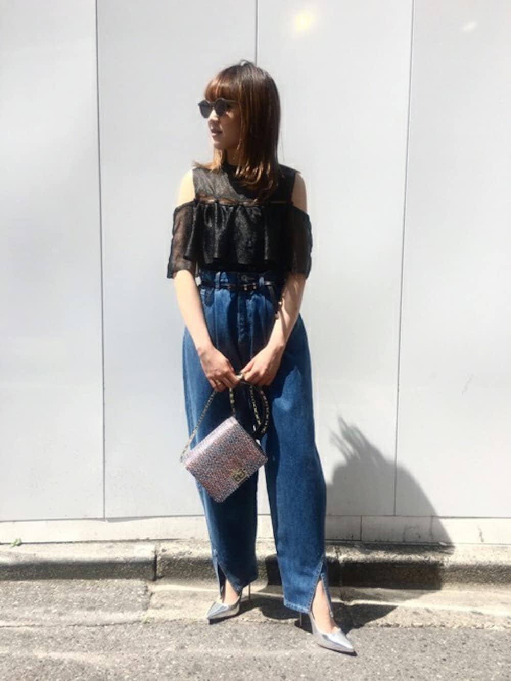 「デニム、シンプル、ジーンズ、ブラック、夏、大人カジュアル、オフショル、透け感、シースルー、the dayz Tokyo」｜「THE DAYZ TOKYOのＧＬＩＴＴＥＲ ＣＬＩＯＮＥ ＴＯＰＳ（ニット/セーター、ブラック系）」を使った、TheDayztokyoさん（レディース・150cm）の春コーディネートの1枚目の写真