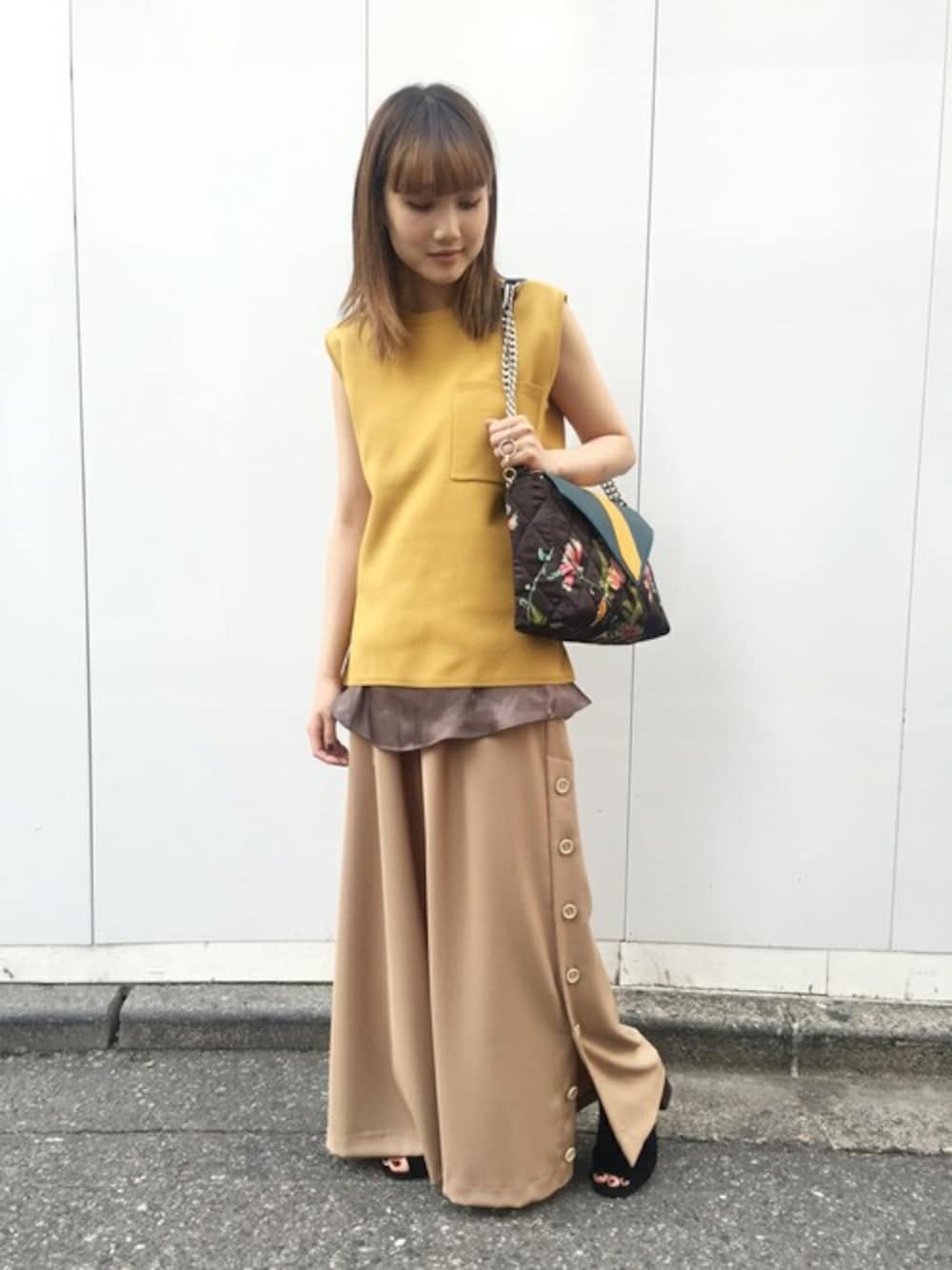 「ニット、シンプル、ワントーンコーデ、夏、レイヤードスタイル、ワイドパンツ、夏コーデ、the dayz Tokyo、スリット、オトナカジュアル」｜「THE DAYZ TOKYOのＶＯＬＵＭＥ ＫＮＩＴ ＴＡＮＫ（ニット/セーター、イエロー系）」を使った、TheDayztokyoさん（レディース・150cm）の春コーディネートの1枚目の写真
