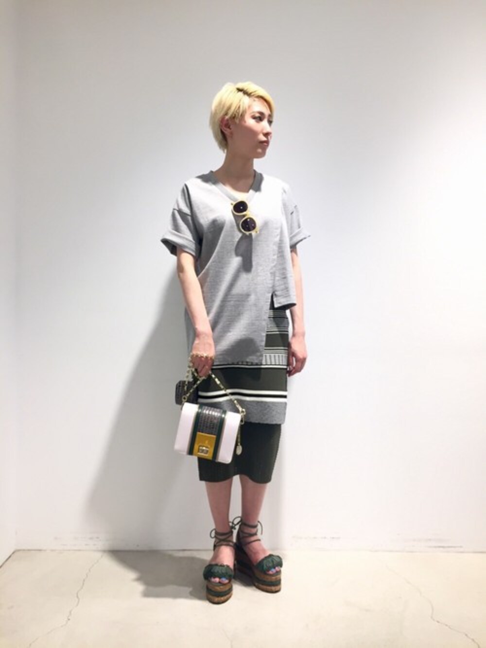 「カットソー、ボーダー、シンプル、夏、Tシャツ、レイヤードスタイル、カーキ、夏コーデ、the dayz Tokyo、オトナカジュアル」｜「THE DAYZ TOKYOのＬＡＹＥＲＥＤ ＣＵＴ ＴＯＰＳ（Tシャツ/カットソー、グレー系）」を使った、TheDayztokyoさん（レディース・163cm）の春コーディネートの1枚目の写真