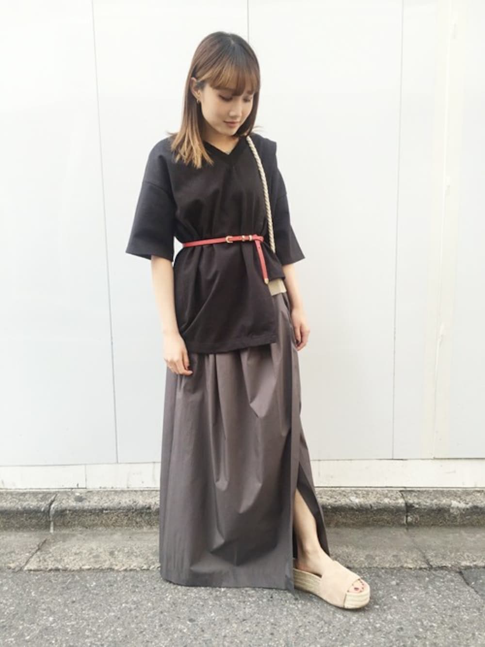 「シンプル、ブラック、夏、Tシャツ、モノトーン、レイヤードスタイル、ロングスカート、the dayz Tokyo、スリット、オトナカジュアル」｜「THE DAYZ TOKYOのＬＡＹＥＲＥＤ ＣＵＴ ＴＯＰＳ（Tシャツ/カットソー、ブラック系）」を使った、TheDayztokyoさん（レディース・150cm）の春コーディネートの1枚目の写真