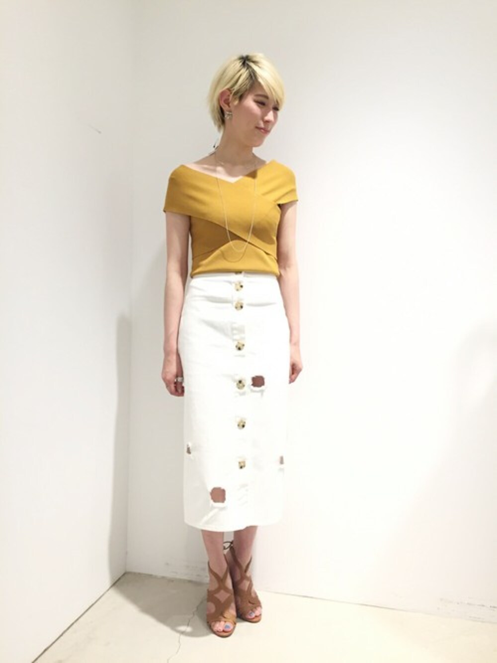 「タイトスカート、シンプル、ホワイト、夏、イエロー、オフショル、the dayz Tokyo、オトナカジュアル、REJINAPYO」｜「THE DAYZ TOKYOのＣＲＯＳＳ ＲＩＢ ＫＮＩＴ（ニット/セーター、イエロー系）」を使った、TheDayztokyoさん（レディース・163cm）の夏コーディネートの1枚目の写真