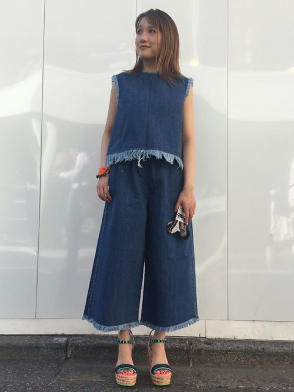 「デニム、セットアップ、シンプル、夏、フリンジ、バックシャン、ガウチョパンツ、夏コーデ、the dayz Tokyo、オトナカジュアル」｜「THE DAYZ TOKYOのＦＲＩＮＧＥ ＤＥＮＩＭ ＳＥＴ ＵＰ（つなぎ/オールインワン、ブルー系）」を使った、TheDayztokyoさん（レディース・150cm）の夏コーディネートの1枚目の写真