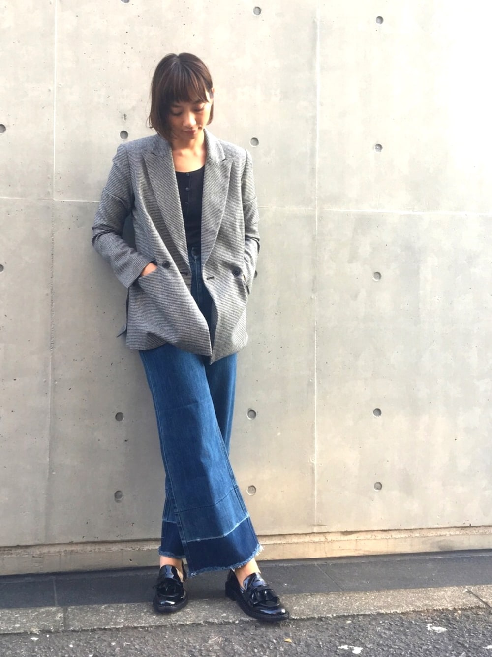 「チェック、ニット、デニム、シンプル、秋のコーデ、ワイドパンツ、チェックジャケット、MAISON DE REEFUR、オトナカジュアル、LIHUA」｜「Simon Millerのアイテム（テーラードジャケット、ブラック系）」を使った、MOMOKO    OKAMOTOさん（レディース・164cm）の秋コーディネートの1枚目の写真
