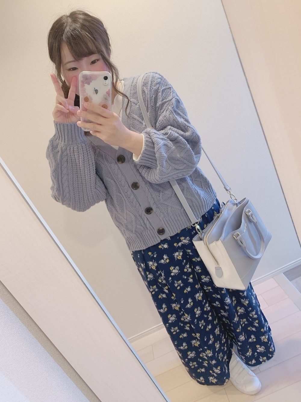 ブルー系のカーディガン/ボレロ、ホワイト系のTシャツ/カットソー、ブルー系のパンツを着用したレディースの秋コーディネートの1枚目の写真