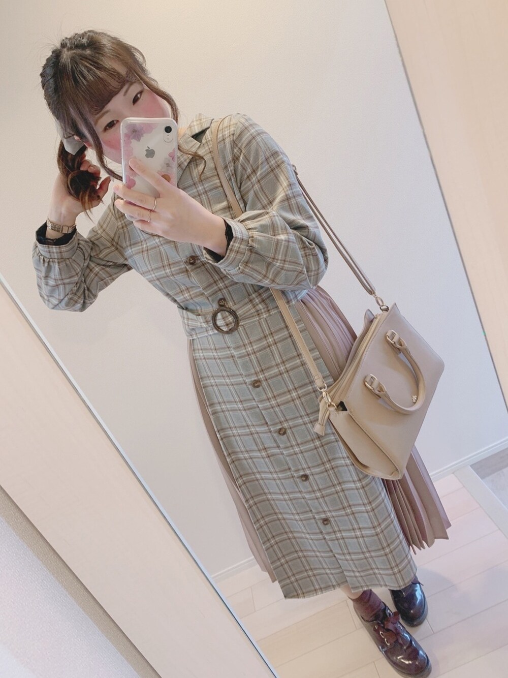 グレー系のシャツワンピース、ベージュ系のバッグ、ブラウン系のドレスシューズを着用したレディースの冬コーディネートの1枚目の写真