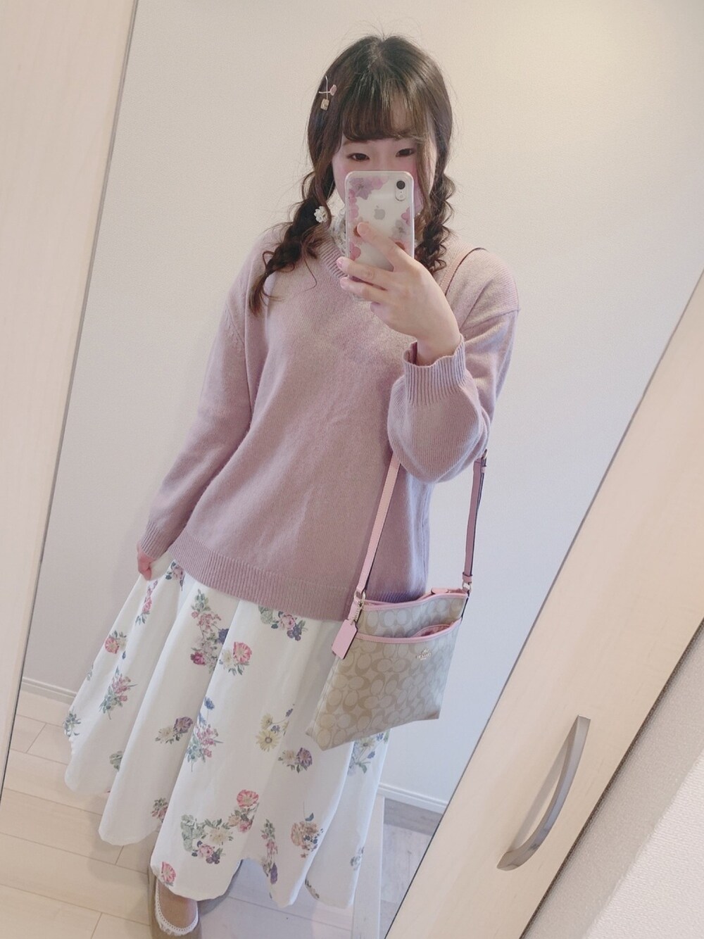 「休日スタイル、春先取り、春コーデ、春色、マジェスティックレゴン、MAJESTIC LEGON、OZOC、花柄スカート、お気に入り」｜「OZOCの◆フラワープリントミディスカート（スカート、ホワイト系）」を使った、あずさんさん（レディース・156cm）の冬コーディネートの1枚目の写真