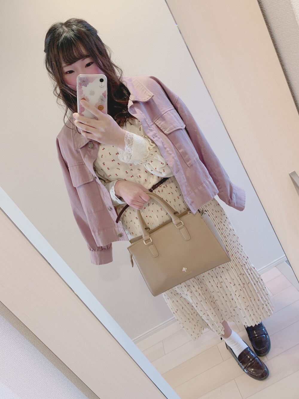 「休日スタイル、オトナ女子、大人ガーリー、大人かわいい、春アウター、moitytto、花柄ワンピース、ピンクアウター、春コーデ、春色」｜「RETRO GIRLのダブルポケツイルジャケット（その他アウター、パープル系）」を使った、あずさんさん（レディース・156cm）の冬コーディネートの1枚目の写真