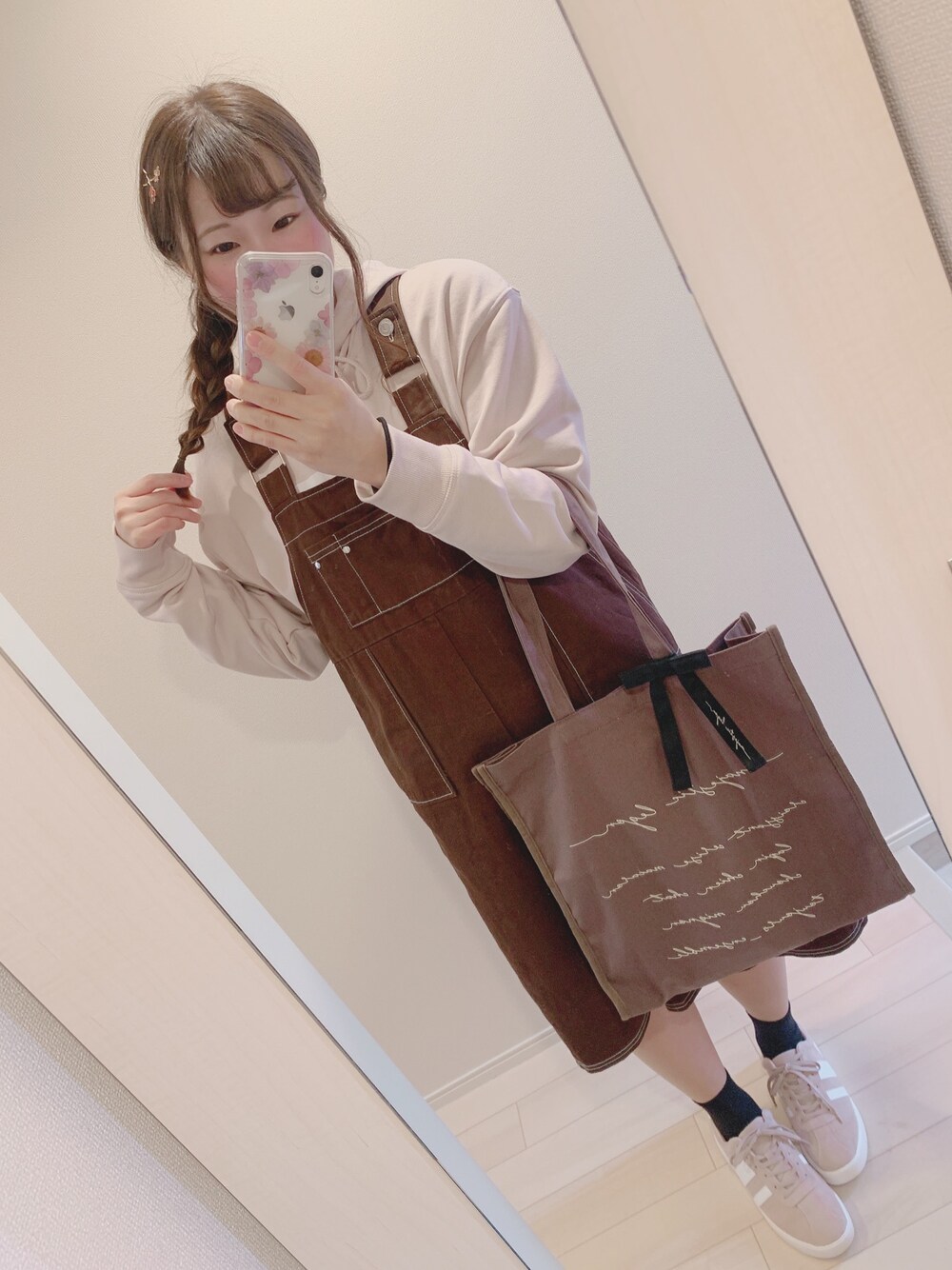 「休日スタイル、ジャンスカ、moitytto、たかあしあかりちゃん、ブラウン×ピンク、ニューバランス、ＮＢ、パーカー、着回し抜群」｜「NEW BALANCEのニューバランス WT03547（パーカー、ピンク系）」を使った、あずさんさん（レディース・156cm）の春コーディネートの1枚目の写真