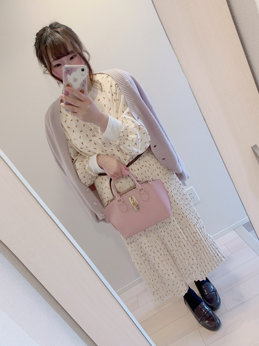 「休日スタイル、ワンピース、moitytto、たかあしあかりちゃん、春コーデ、花柄ワンピース、ローファー、マジェスティックレゴン、ピンクカーディガン」｜「moi tyttoのお花のプリーツワンピース（ワンピース、ホワイト系）」を使った、あずさんさん（レディース・156cm）の春コーディネートの1枚目の写真