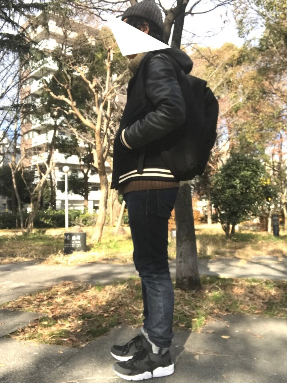 「タートルネック、スタジャン、スキニーデニム、エアハラチ、ナイキ、黒リュック、シンプルコーデ、スニーカー、ストリート、冬」｜「WEEKDAYのアイテム（デニムパンツ、パープル系）」を使った、ファーサイドさん（メンズ・165cm）の冬コーディネートの1枚目の写真