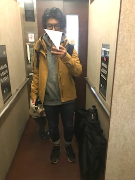 「A.P.C.」｜「アイテム（マウンテンパーカー）」を使った、ファーサイドさん（メンズ・165cm）の春コーディネート