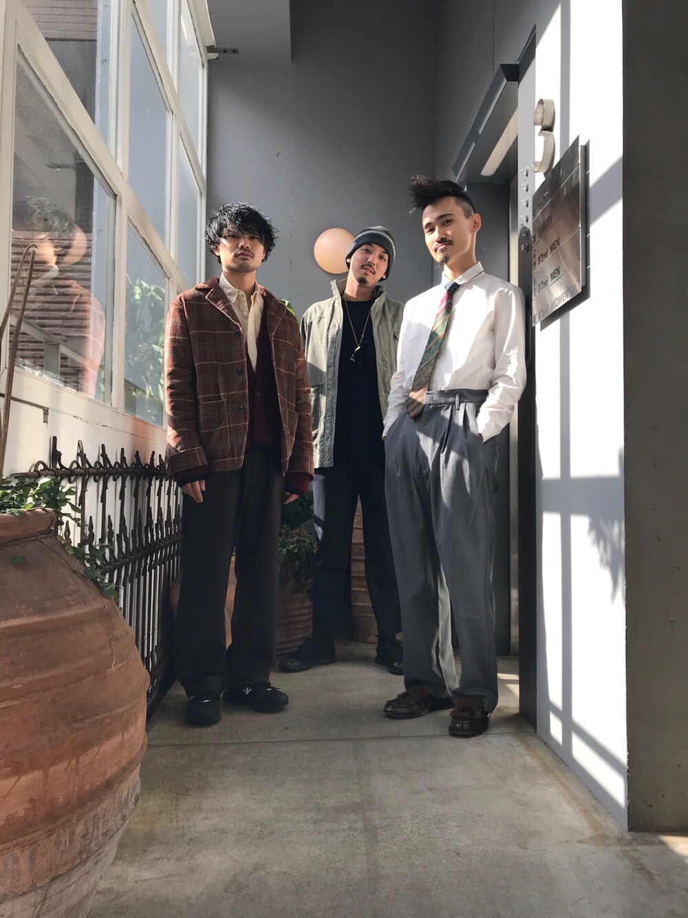 グレー系のスラックス、ブルー系のスラックス、ブラウン系のスラックスを着用したメンズの秋コーディネートの1枚目の写真