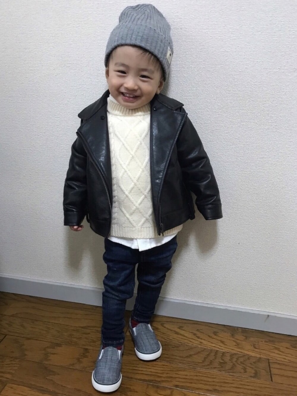 「1歳10ヶ月、男の子コーデ、むすこーで、キッズコーデ、キッズファッション、お洒落さんとつながりたい、ライダース、ニット帽、甘めカジュアルコーデ、白ニット」｜「Birthdayのアイテム（ニット/セーター、ホワイト系）」を使った、mituki☆さん（キッズ・90cm）の秋コーディネートの1枚目の写真