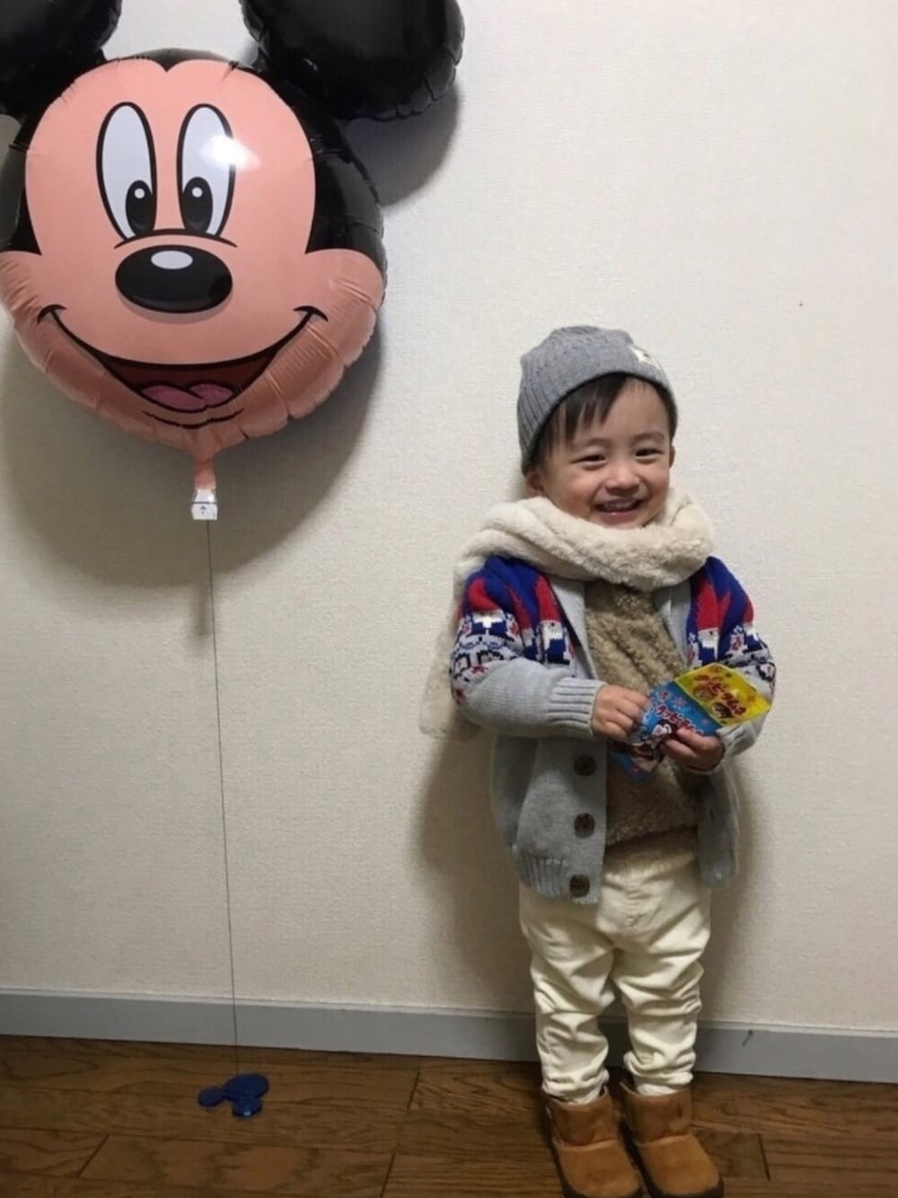 「1歳10ヶ月、男の子コーデ、むすこーで、キッズコーデ、キッズファッション、ブーツ、もこもこ、ブラウン、ニット帽、グレー」｜「GAPのアイテム（カーディガン/ボレロ、グレー系）」を使った、mituki☆さん（キッズ・90cm）の冬コーディネートの1枚目の写真
