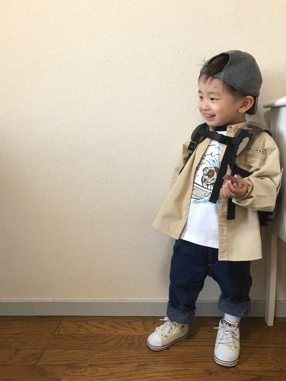 「2歳3ヶ月、男の子コーデ、キッズコーデ、キッズファッション、ベージュコーデ、コンバース オールスター、ブルドックプリント、リンガーTシャツ、petitmain、BREEZE」｜「GAPのアイテム（キャップ、グレー系）」を使った、mituki☆さん（キッズ・90cm）の春コーディネートの1枚目の写真