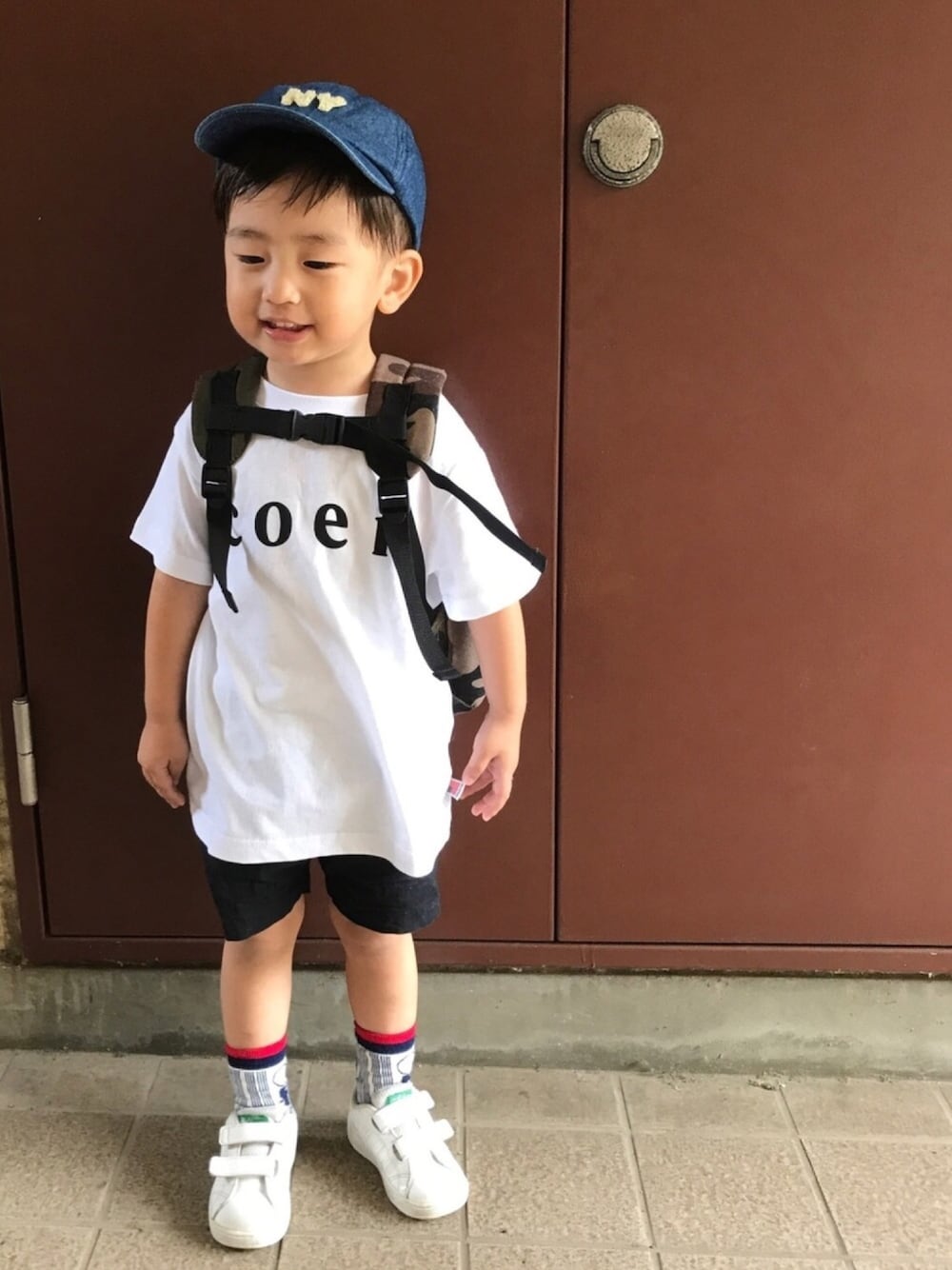 「ビッグシルエット、デニムキャップ、柄靴下、ハイソックス、短パン、シンプルコーデ、キッズコーデ、男の子コーデ、2歳半、ロゴT」｜「Ocean&GroundのベースボールCAP 90’Sブルー (S・M)（キャップ、ブルー系）」を使った、mituki☆さん（キッズ・90cm）の夏コーディネートの1枚目の写真