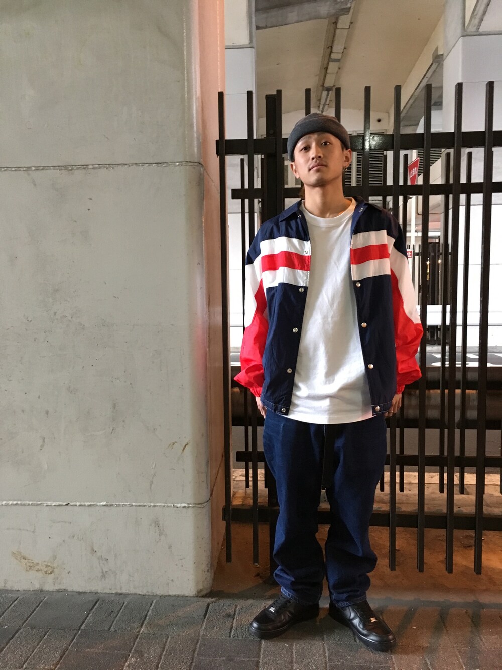 「XLARGE、XLARGE®、NIKE、airforce1」｜「XLARGEのNYLON TEAM JACKET（ブルゾン、ブルー系）」を使った、下尾 康介さん（メンズ・165cm）の冬コーディネートの1枚目の写真