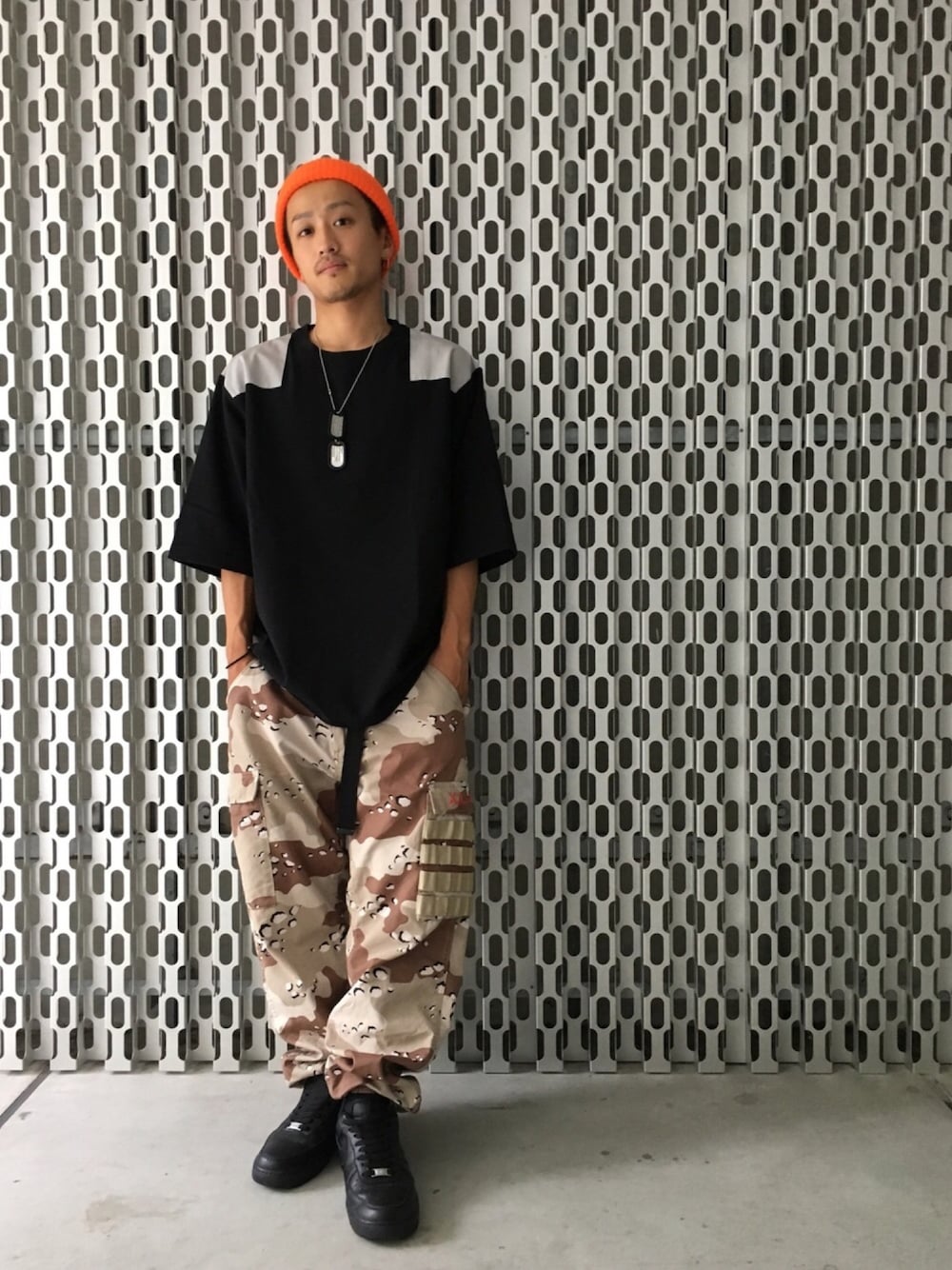 「XLARGE、XLARGE®、Military Style、NIKE、airforce1」｜「XLARGEのPL KNIT CAP（ニットキャップ/ビーニー、オレンジ系）」を使った、下尾 康介さん（メンズ・165cm）の夏コーディネートの1枚目の写真