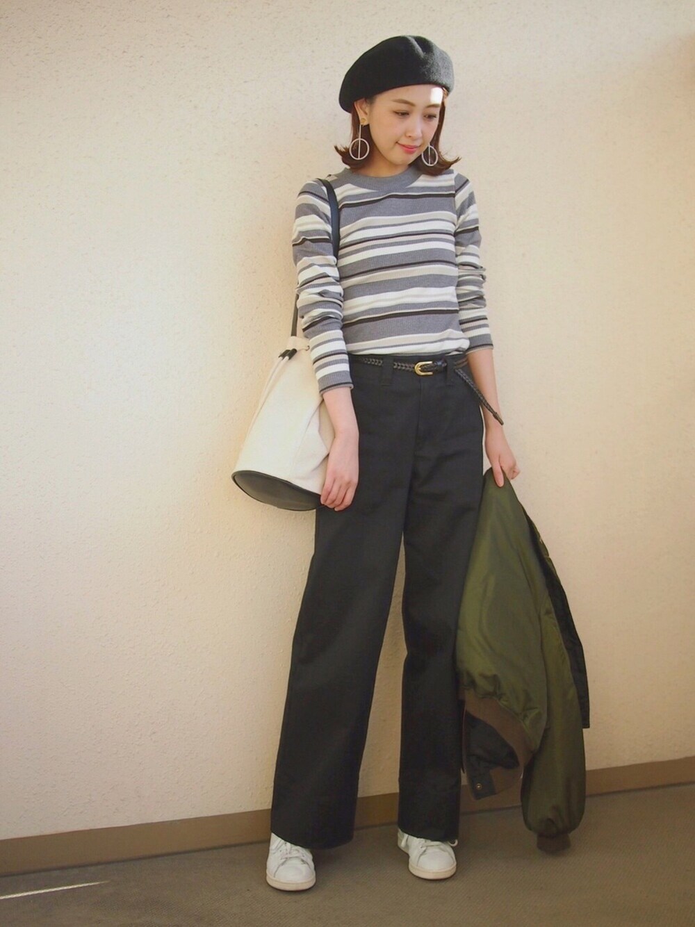 「大人カジュアル、シンプル、春コーデ、マルチボーダー、MA-1、カーキ、ワイドパンツ、スタンスミス、adidas、ベレー帽」｜「SENSE OF PLACE by URBAN RESEARCHのカラーサークルロングイヤリング（イヤリング、グレー系）」を使った、MARIKOさん（レディース・168cm）の冬コーディネートの1枚目の写真