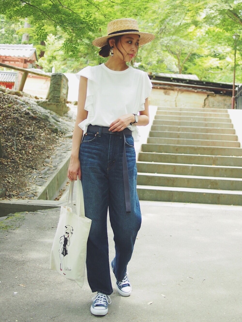 ホワイト系のTシャツ/カットソー、ブルー系のデニムパンツ、ホワイト系のエコバッグ/サブバッグを着用したレディースの夏コーディネートの1枚目の写真