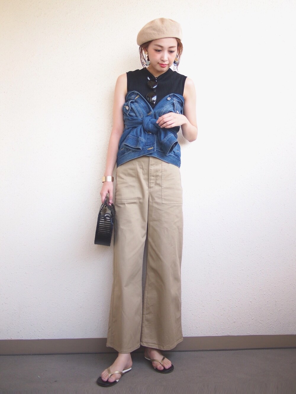 ブラック系のTシャツ/カットソー、ブルー系のデニムジャケット、ベージュ系のパンツを着用したレディースの夏コーディネートの1枚目の写真