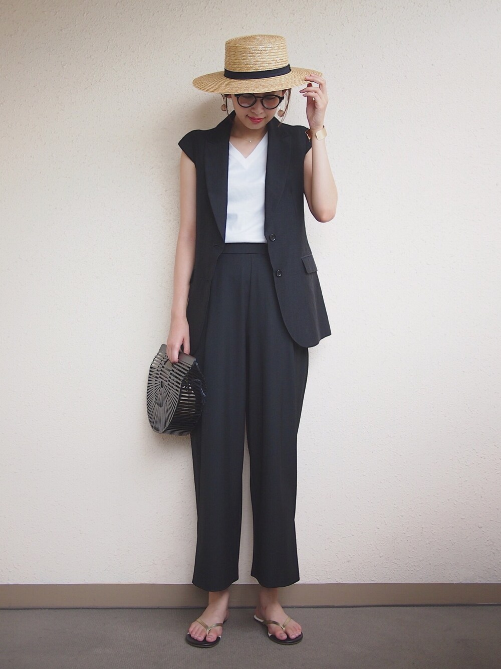 ブラック系のジャケット/アウター、ホワイト系のTシャツ/カットソー、ブラック系のその他パンツを着用したレディースの夏コーディネートの1枚目の写真