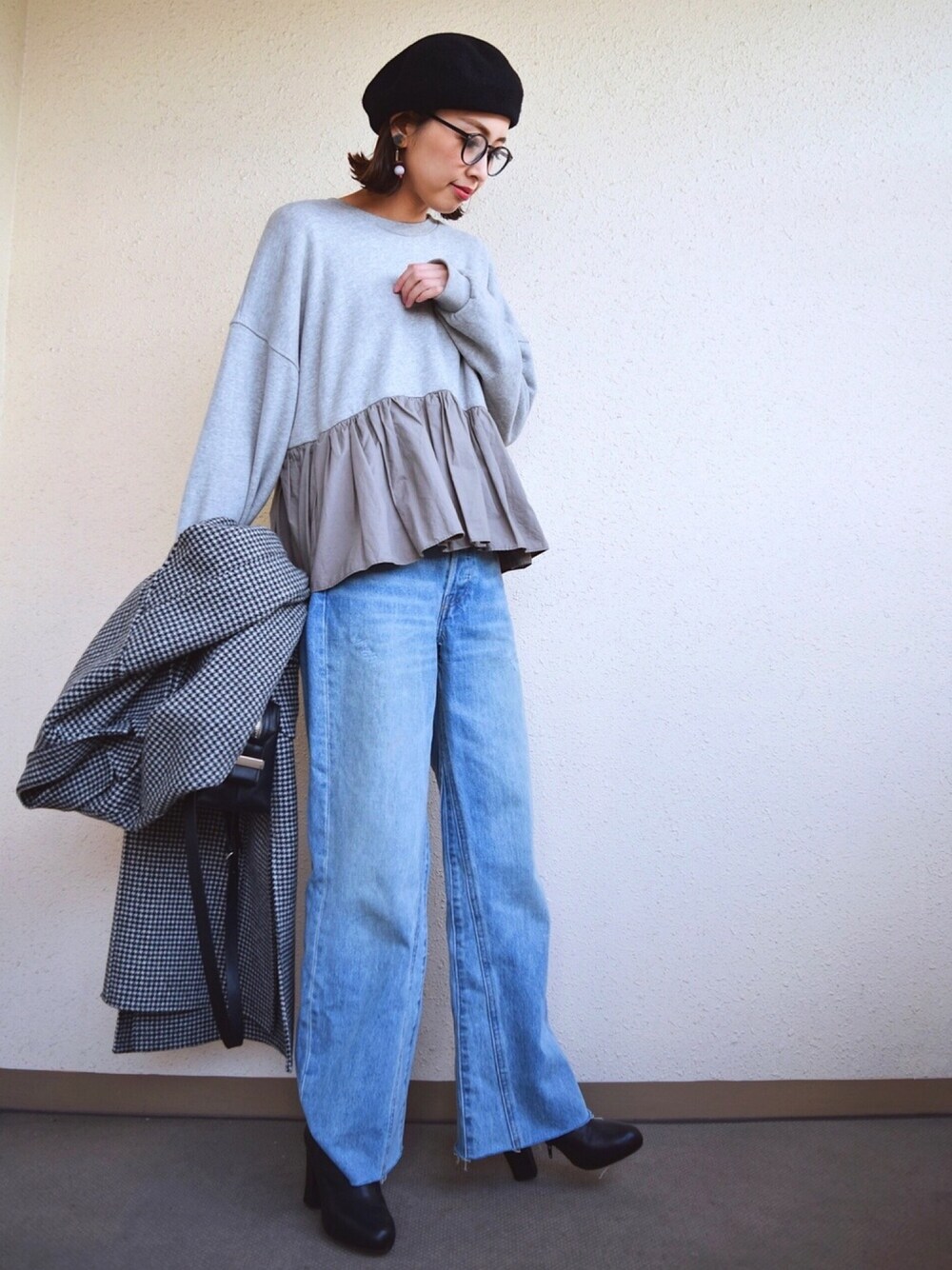 グレー系のスウェット、ブラック系のジャケット/アウター、ブルー系のデニムパンツを着用したレディースの冬コーディネートの1枚目の写真